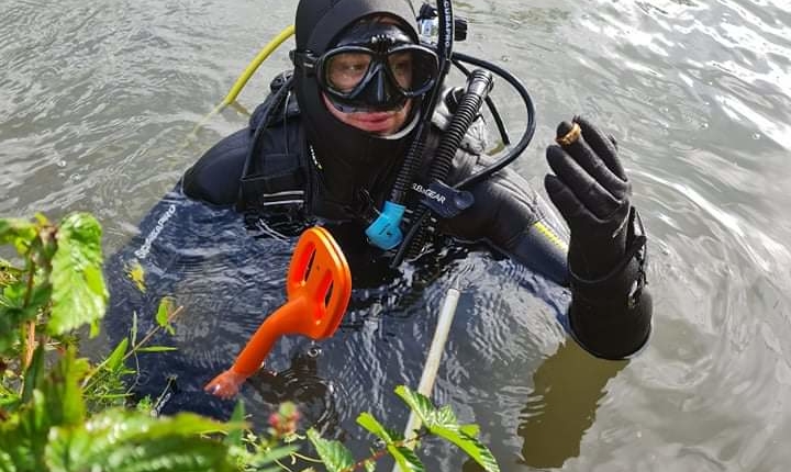 Goldring im Angelteich